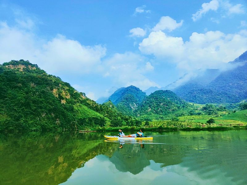 Khám Phá Vẻ Đẹp Nguyên Sơ Của Hồ Suối Chiếu – Điểm Đến Cho Tâm Hồn Yêu Thiên Nhiên