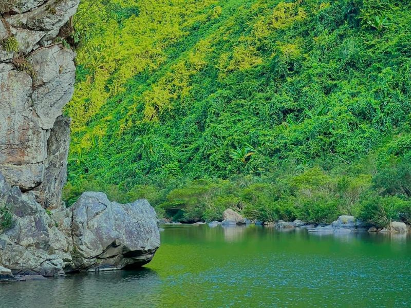 Khám Phá Vẻ Đẹp Nguyên Sơ Của Hồ Suối Chiếu – Điểm Đến Cho Tâm Hồn Yêu Thiên Nhiên